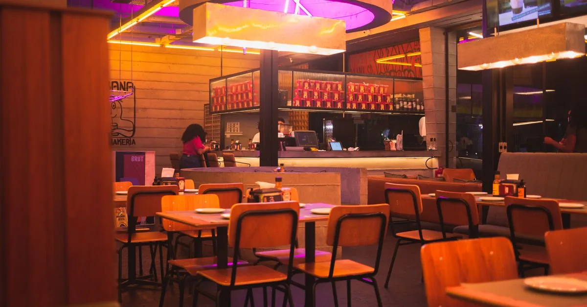 Restaurant Ceiling Design in the UAE: Materials, Compliance, Acoustics & Costs