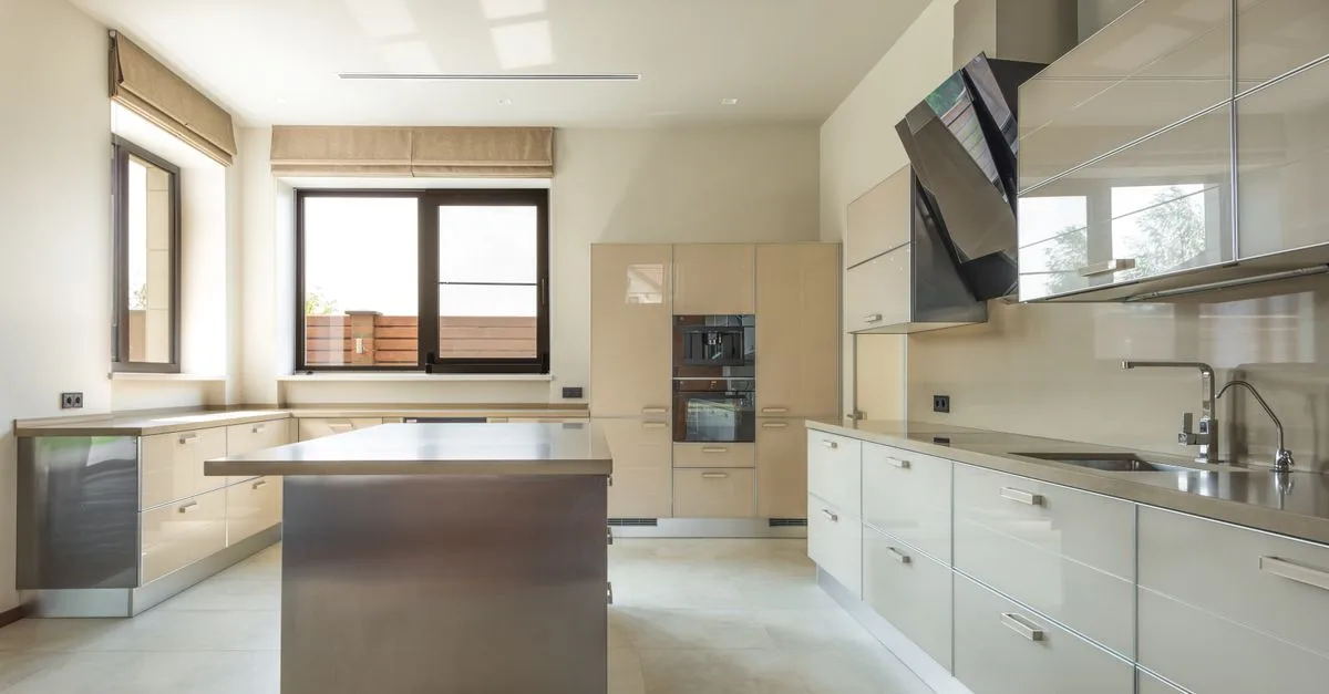 Central Kitchen Setup UAE: Licensing, Zones, Cold Chain & Costs for Multi-Outlet Brands